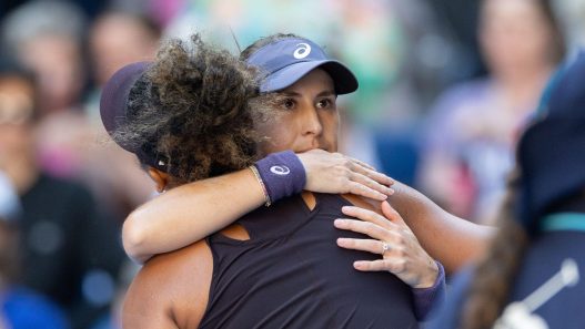 Belinda Bencic embrasse Osaka Naomi après leur match à l'Open d'Australie à Melbourne (Hu Jingchen/Xinhua/Alamy Live News)