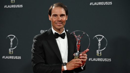 Rafael Nadal reçoit le prix d'icône sportive lors des Trophées Laureus à Madrid. (AFP)