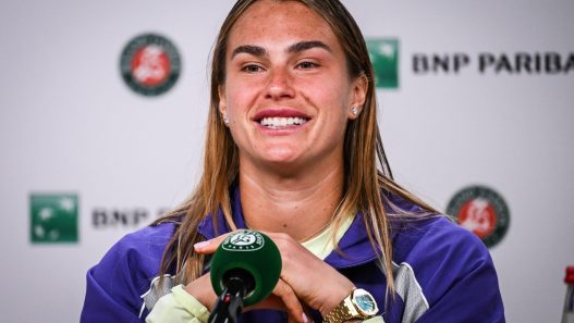 Aryna Sabalenka, souriante lors du média day de Roland-Garros 2025.