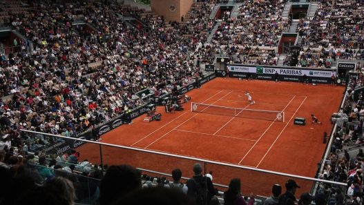 Richard Gasquet cherche la balle lors d'une séance d'entraînement contre Corentin Moutet, au stade Roland Garros avant le tournoi de tennis de Roland-Garros. (AP Photo/Lindsey Wasson)