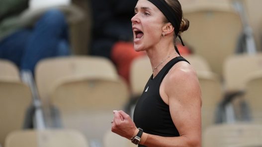 Elina Svitolina réagit lors de son match contre la Turque Zeynep Sonmez au premier tour des Internationaux de France de tennis sur le court Suzanne-Lenglen du stade Roland-Garros, à Paris, dimanche 25 mai 2025. (AP Photo/Christophe Ena)