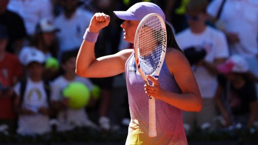 Iga Swiatek réagit en gagnant un point face à Jaqueline Cristian lors de leur match du troisième tour des Internationaux de France de tennis, au stade Roland-Garros, à Paris, vendredi 30 mai 2025. (AP Photo/Lindsey Wasson)