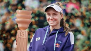 Elena Rybakina avec son trophée après sa victoire en finale du WTA 500 de Strasbourg (Antoine Rinié/Univers Tennis)