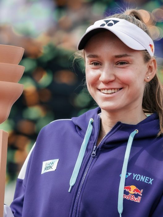 Elena Rybakina avec son trophée après sa victoire en finale du WTA 500 de Strasbourg (Antoine Rinié/Univers Tennis)