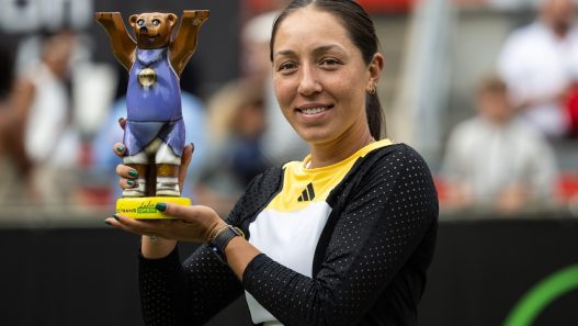 Tennis : WTA Tour, simple, femmes, quarts de finale. Kalinskaya - Pegula. Jessica Pegula tient le trophée de la gagnante dans ses mains. Crédit : Hannes P. Albert/dpa/Alamy Live News