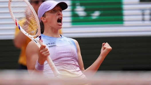 La Polonaise Iga Swiatek célèbre sa victoire sur la Kazakhe Elena Rybakina lors de leur match du quatrième tour des Internationaux de France de tennis, au stade Roland-Garros, à Paris, dimanche 1er juin 2025. (AP Photo/Christophe Ena)