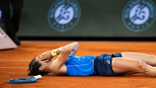 Loïs Boisson s'est écroulée sur la terre battue du central après sa qualification en demies (Robert Prange/Getty Images)