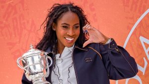 Coco Gauff avec son titre à Roland-Garros (Andy Cheung/Getty Images)