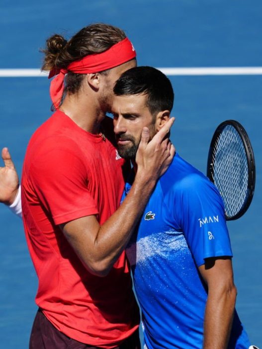 Alexander Zverev et Novak Djokovic lors de l'Open d'Australie 2025 (Fred Lee/Getty Images)