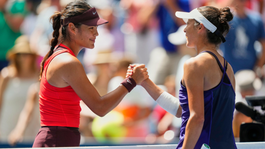 Emma Raducanu, de Grande-Bretagne (à gauche), serre la main d'Ena Shibahara, du Japon, après sa victoire au premier tour de l'US Open, le dimanche 24 août 2025, à New York. (AP Photo/Yuki Iwamura)