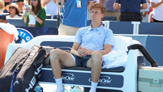 Jannik Sinner, assis sur sa chaise, malade, lors de la finale de l'US Open (Alamy)