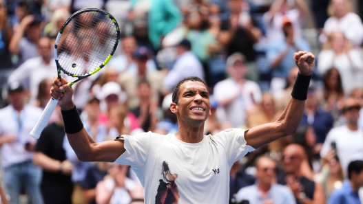 Félix Auger-Aliassime célèbre après avoir remporté un match contre Andrey Rublev lors du quatrième tour de l'US Open (AP Photo/Kirsty Wigglesworth)