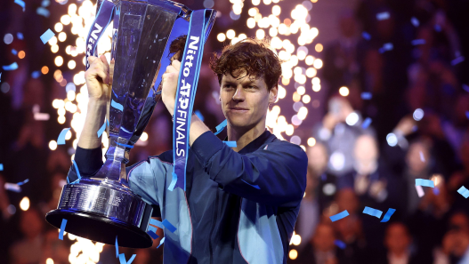 Jannik Sinner lève la coupe des ATP Finals. (Credit: Marco Canoniero/Alamy Live News)