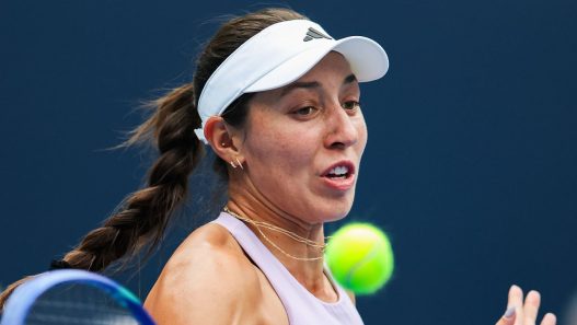 Jessica Pegula s'est sortie d'une situation très compliquée face à Emma Raducanu. (Photo by China Open Official 2025/VCG via Getty Images)