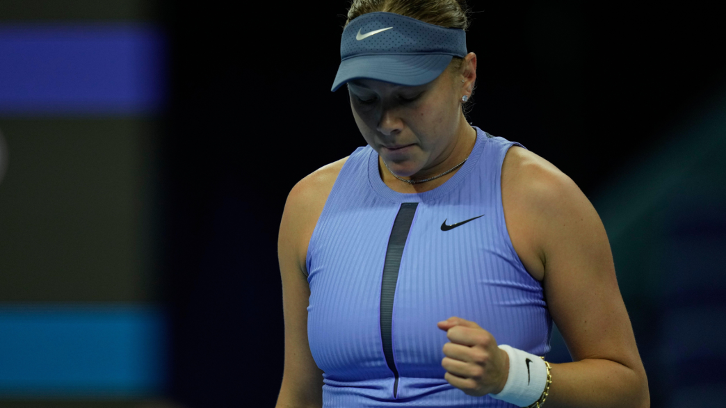 Amanda Anisimova réagit alors qu'elle joue contre Jasmine Paolini lors d'un match de quart de finale du simple féminin de l'Open de Chine. (AP Photo/Mahesh Kumar A.)