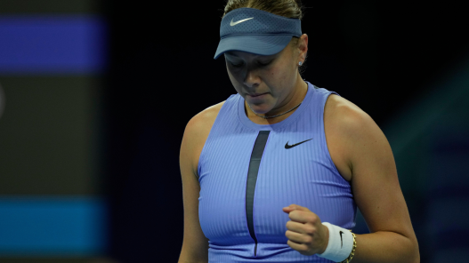 Amanda Anisimova réagit alors qu'elle joue contre Jasmine Paolini lors d'un match de quart de finale du simple féminin de l'Open de Chine. (AP Photo/Mahesh Kumar A.)