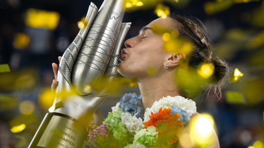 Aryna Sabalenka célèbre lors de la cérémonie de remise des prix au tournoi de Wuhan. Credit: Xiao Yijiu/Xinhua/Alamy Live