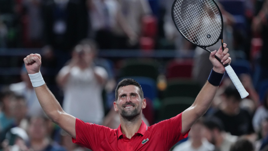 Novak Djokovic célèbre sa victoire sur Jaume Munar au Masters 1000 Shanghai 2025. (AP Photo/Andy Wong)