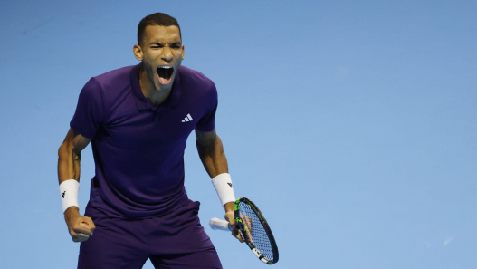 Félix Auger-Aliassime s'en sort contre Ben Shelton aux ATP Finals. (Credit: Independent Photo Agency/Alamy Live News)