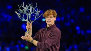 Jannik Sinner avec son trophée après son titre au Rolex Paris Masters 2025 (Franco Arland/Getty Images)