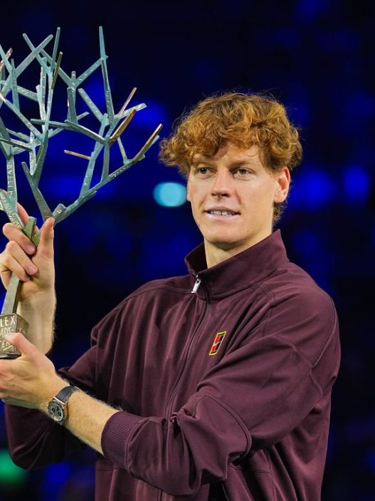 Jannik Sinner avec son trophée après son titre au Rolex Paris Masters 2025 (Franco Arland/Getty Images)
