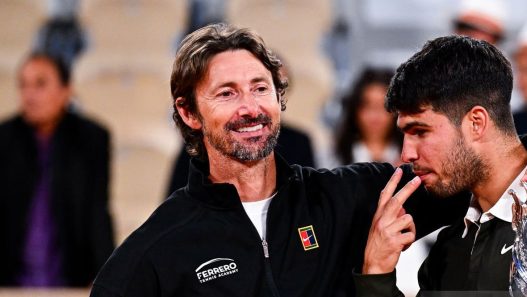 Juan Carlos Ferrero avec Carlos Alcaraz après sa victoire à Roland-Garros 2025. (Sandra Ruhaut/Icon Sport via Getty Images)