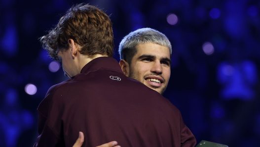 Carlos Alcaraz et Jannik Sinner lors de leur dernière confrontation aux Nitto ATP Finals (Clive Brunskill/Getty Images)