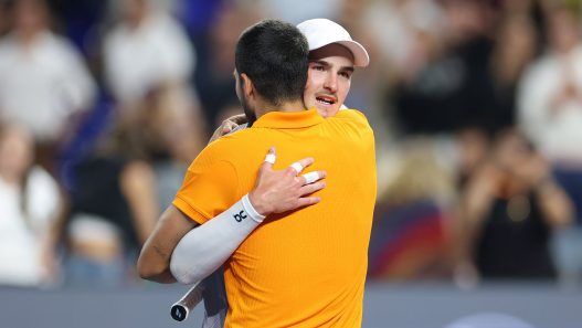Joao Fonseca, du Brésil, et Carlos Alcaraz, d’Espagne, s’embrassent après leur match lors du Miami Invitational au loanDepot Park, le 8 décembre 2025 à Miami, en Floride (Tomas Diniz Santos/Getty Images)