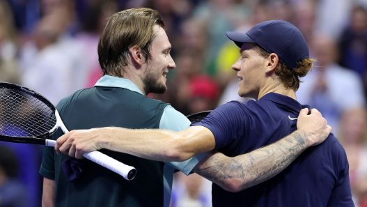 Alexander Bublik et Jannik Sinner à Flushing Meadows en 2025. (Al Bello/Getty Images)