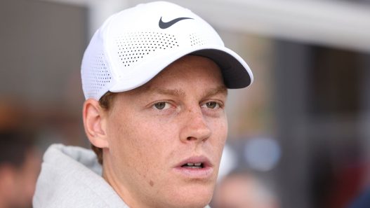 Jannik Sinner parle à la presse avant son entrée au Masters 1000 de Madrid (Dennis Agyeman/Europa Press via Getty Images)