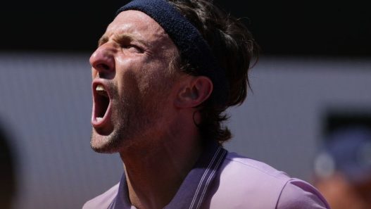 Roland-Garros : Arthur Rinderknech rallie le deuxième tour sans trembler