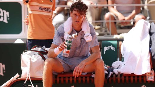 Tremblement de terre à Roland-Garros : Touché physiquement, Jannik Sinner s'effondre et quitte Paris dès le deuxième tour
