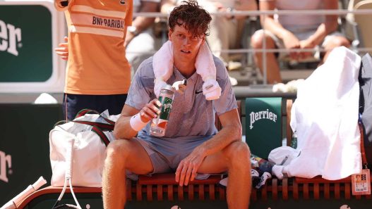 Tremblement de terre à Roland-Garros : Touché physiquement, Jannik Sinner s'effondre et quitte Paris dès le deuxième tour