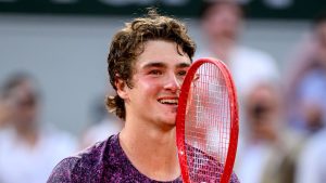 Joao Fonseca s'est imposé en cinq sets contre Novak Djokovic à Roland-Garros (Lionel Hahn/Getty Images)