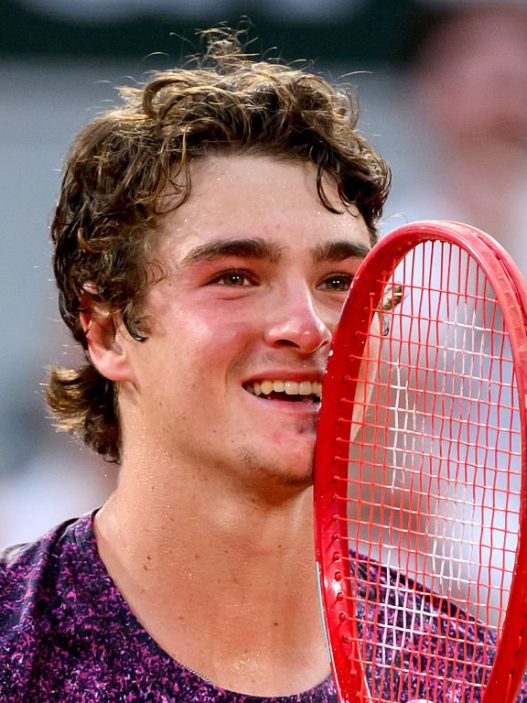 Joao Fonseca s'est imposé en cinq sets contre Novak Djokovic à Roland-Garros (Lionel Hahn/Getty Images)