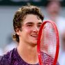 Joao Fonseca s'est imposé en cinq sets contre Novak Djokovic à Roland-Garros (Lionel Hahn/Getty Images)