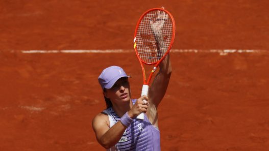 Iga Swiatek rejoint les huitièmes de finale à Roland-Garros pour la huitième fois consécutive. (Getty Images)