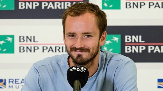 Daniil Medvedev en conférence de presse après sa défaite en demi-finales du Masters 1000 de Rome 2026 contre Jannik Sinner (Silvia Lore/Getty Images)