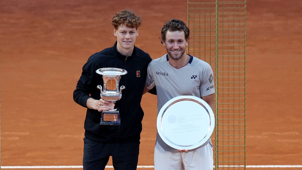 Casper Ruud et Jannik Sinner lors de la cérémonie de remise des trophées au Masters 1000 de Rome 2026 (Emmanuele Ciancaglini/Getty Images)