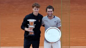 Casper Ruud et Jannik Sinner lors de la cérémonie de remise des trophées au Masters 1000 de Rome 2026 (Emmanuele Ciancaglini/Getty Images)