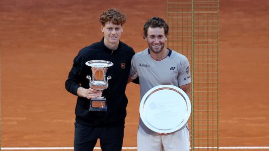 Casper Ruud et Jannik Sinner lors de la cérémonie de remise des trophées au Masters 1000 de Rome 2026 (Emmanuele Ciancaglini/Getty Images)