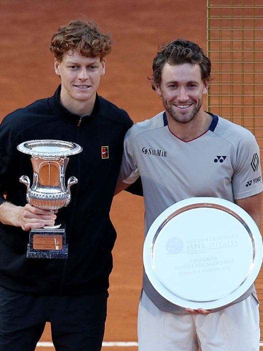 Casper Ruud et Jannik Sinner lors de la cérémonie de remise des trophées au Masters 1000 de Rome 2026 (Emmanuele Ciancaglini/Getty Images)