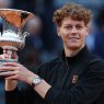 Jannik Sinner avec son trophée au Masters 1000 de Rome (Getty Images)