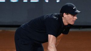Jannik Sinner est bousculé par Daniil Medvedev dans cette demi-finale au Masters 1000 de Rome (Getty Images)