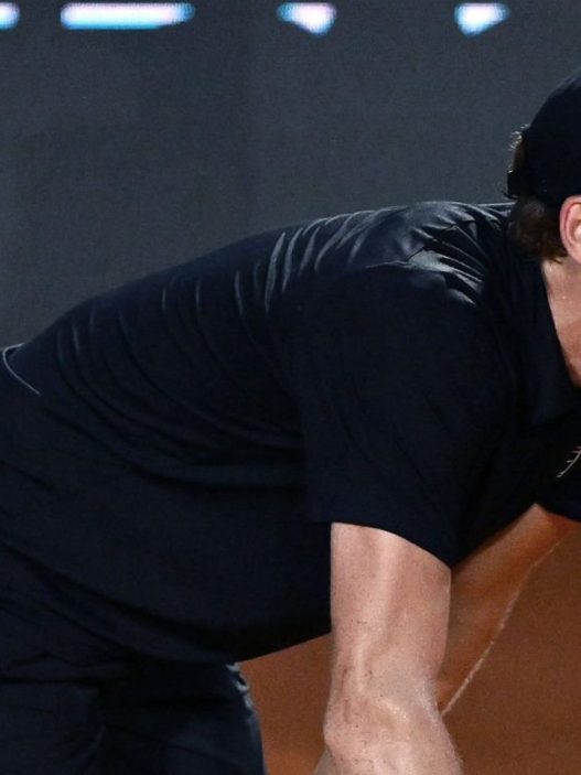 Jannik Sinner est bousculé par Daniil Medvedev dans cette demi-finale au Masters 1000 de Rome (Getty Images)