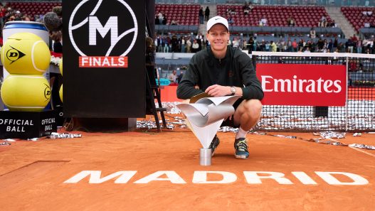 Jannik Sinner et son trophée de champion au Masters 1000 de Madrid (ATP Tour)