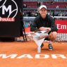 Jannik Sinner et son trophée de champion au Masters 1000 de Madrid (ATP Tour)