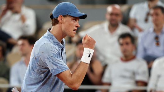Jannik Sinner s'est imposé en trois sets pour son entrée en lice à Roland-Garros (Matthew Stockman/Getty Images)
