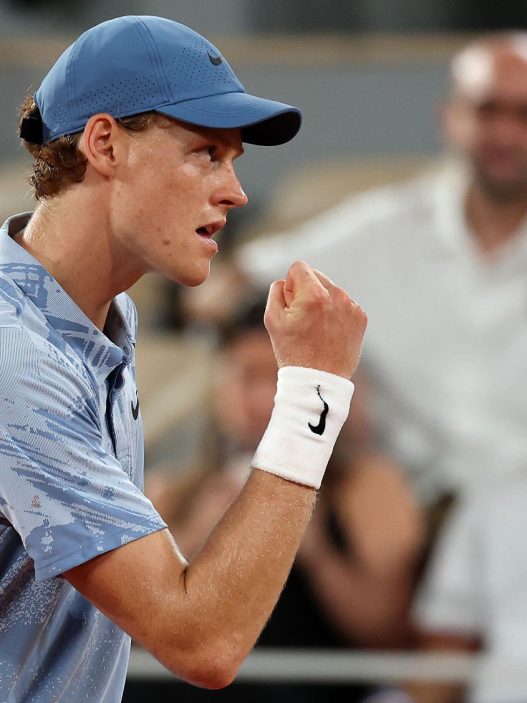 Jannik Sinner s'est imposé en trois sets pour son entrée en lice à Roland-Garros (Matthew Stockman/Getty Images)