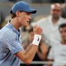 Jannik Sinner s'est imposé en trois sets pour son entrée en lice à Roland-Garros (Matthew Stockman/Getty Images)